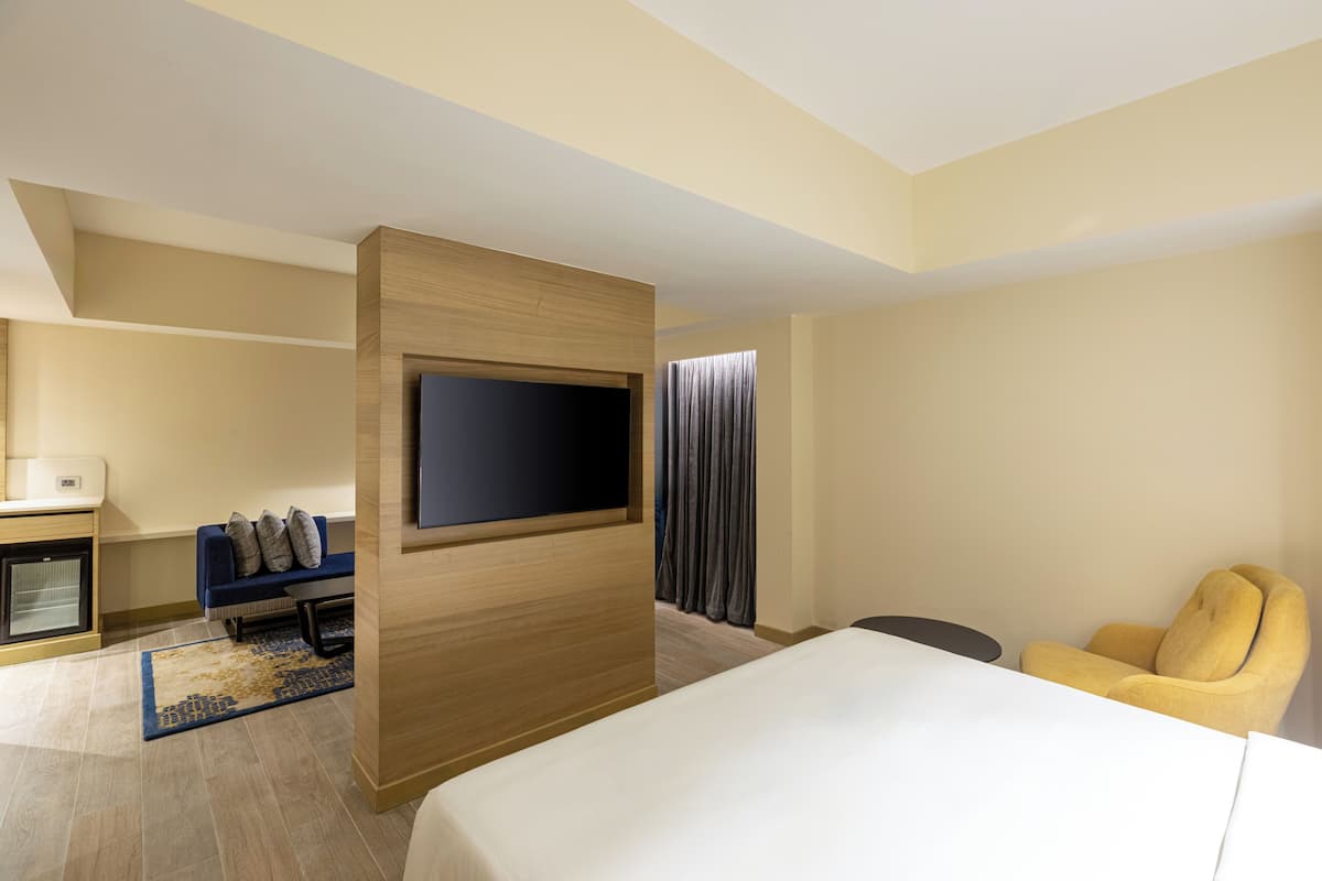 Suite – junior | Minibar, strykejern/-brett og sengetøy
