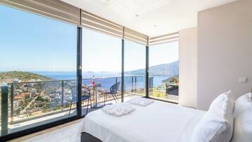 Luksusvilla, sjøutsikt | Lydisolert, strykejern/-brett og wi-fi (inkludert)