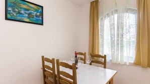 Dining - Apartments Ciovo - Family One Bedroom Apartment With Terrace (Okrug)
