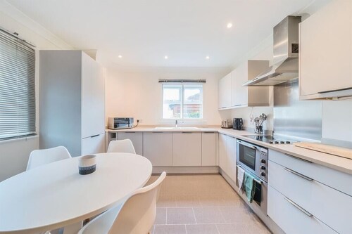 2 Double Bedroom Ground Floor Apartment alongside the Olde Hanwell Canal.