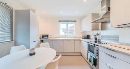 2 Double Bedroom Ground Floor Apartment alongside the Olde Hanwell Canal.