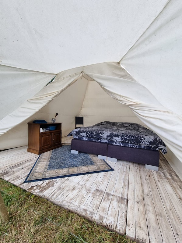 1 bedroom, bed sheets