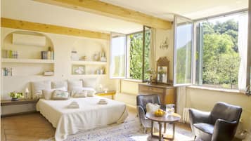 7 bedrooms, iron/ironing board, WiFi, bed sheets