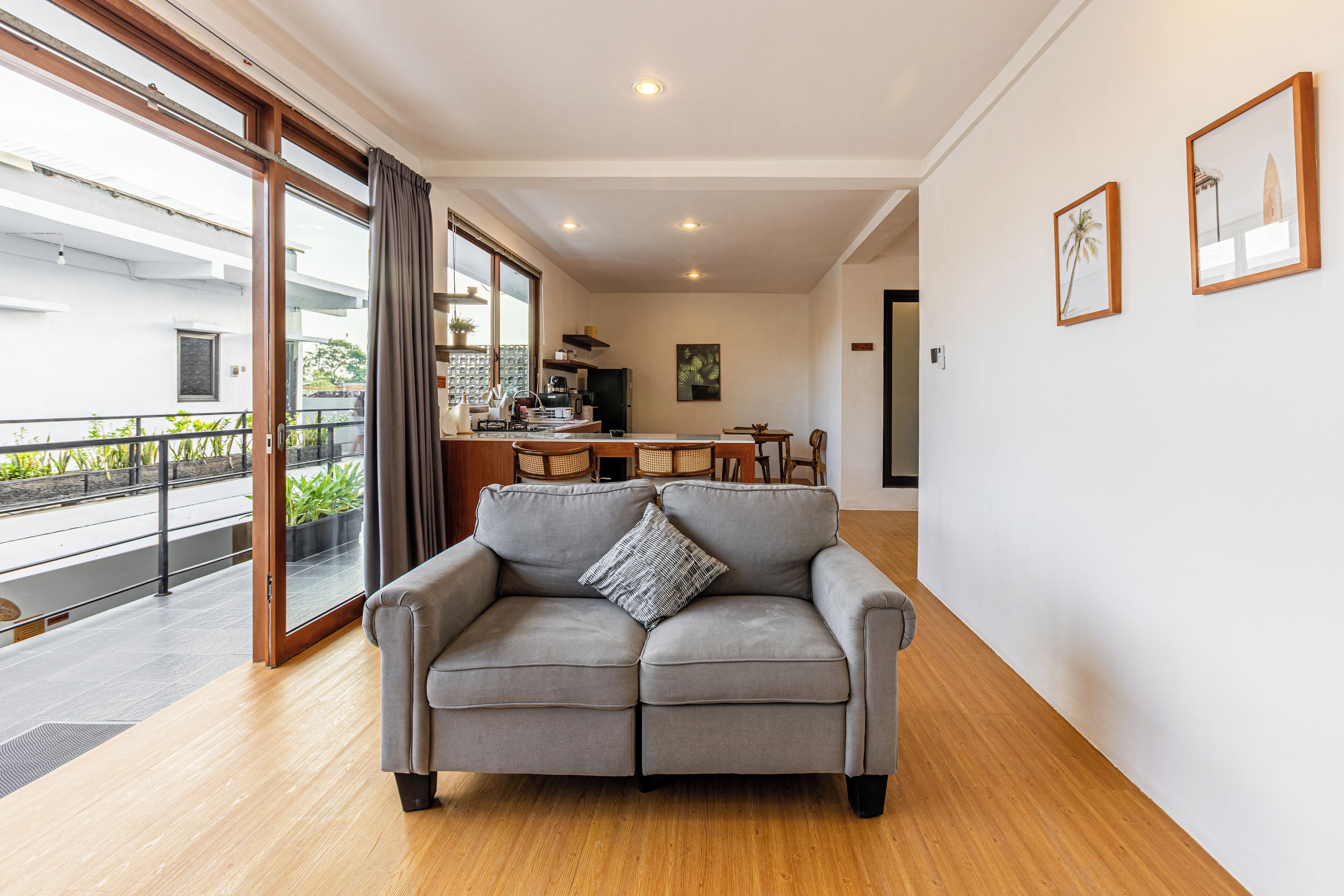 Premium Apartment, 1 King Bed, Balcony, Garden View | Living area