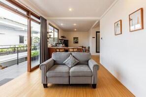 Premium Apartment, 1 King Bed, Balcony, Garden View | Living area - SNUG Kuta (Badung)