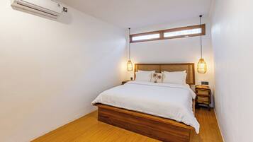 Premium Apartment, 1 Katil Raja (King), Balcony, Garden View | Dilengkapkan perabot secara berasingan, meja, ruang kerja komputer riba