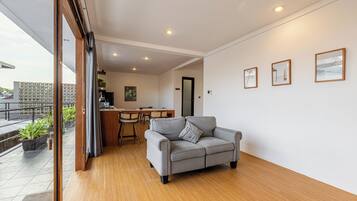 Premium Apartment, 1 Katil Raja (King), Balcony, Garden View | Ruang tamu