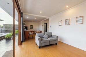 Leilighet – premium, 1 kingsize-seng, balkong, hageutsikt | Oppholdsområde