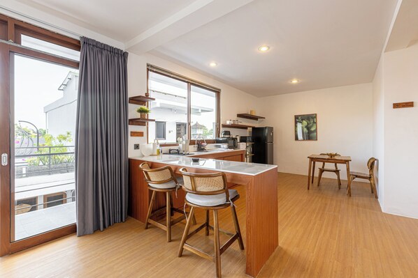 Premium Apartment, 1 King Bed, Balcony, Garden View | Private kitchen