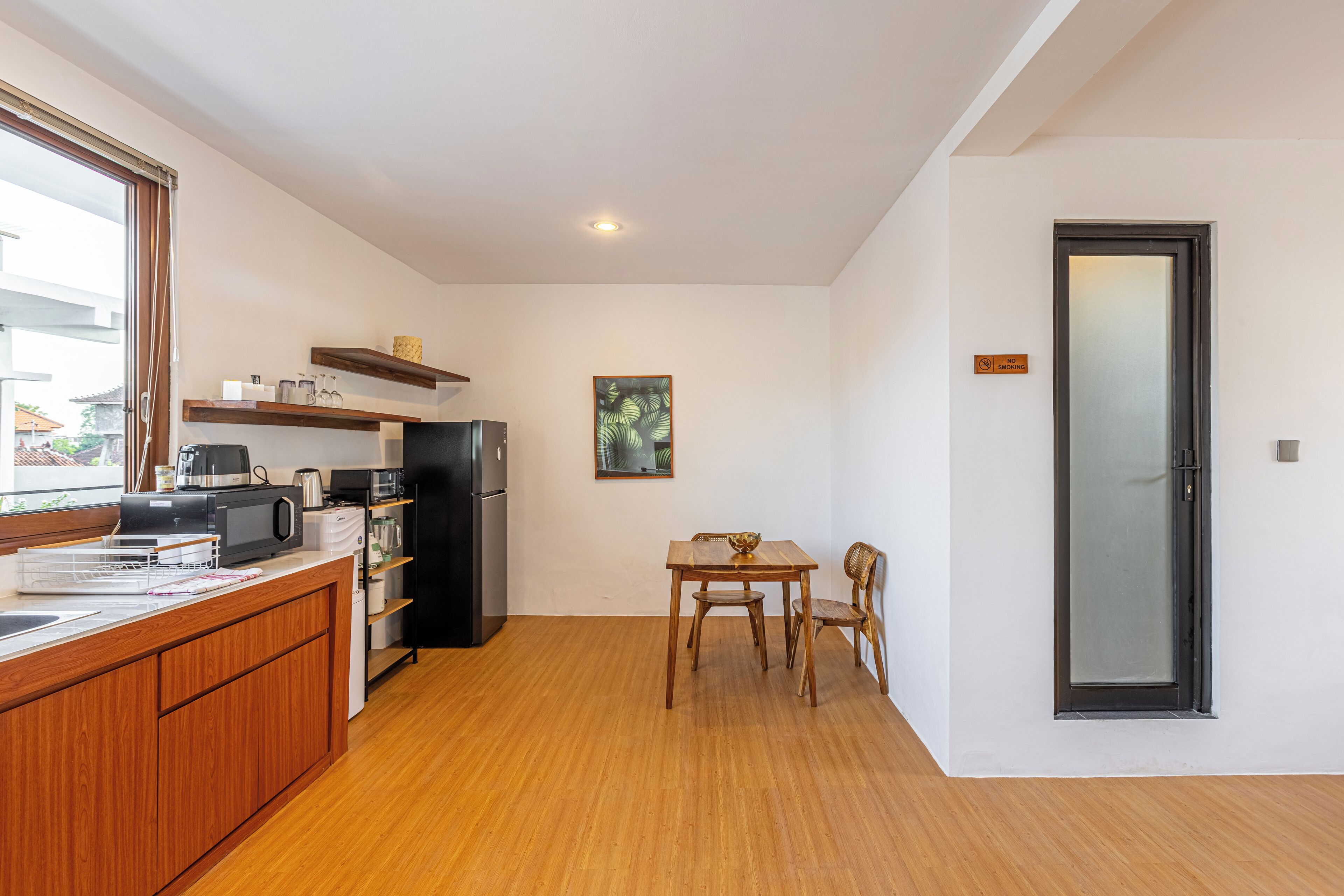 Premium Apartment, 1 King Bed, Balcony, Garden View | Private kitchen