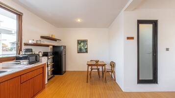 Premium Apartment, 1 King Bed, Balcony, Garden View | Private kitchen