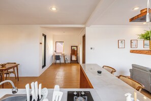 Premium Apartment, 1 King Bed, Balcony, Garden View | Living area - SNUG Kuta (Badung)