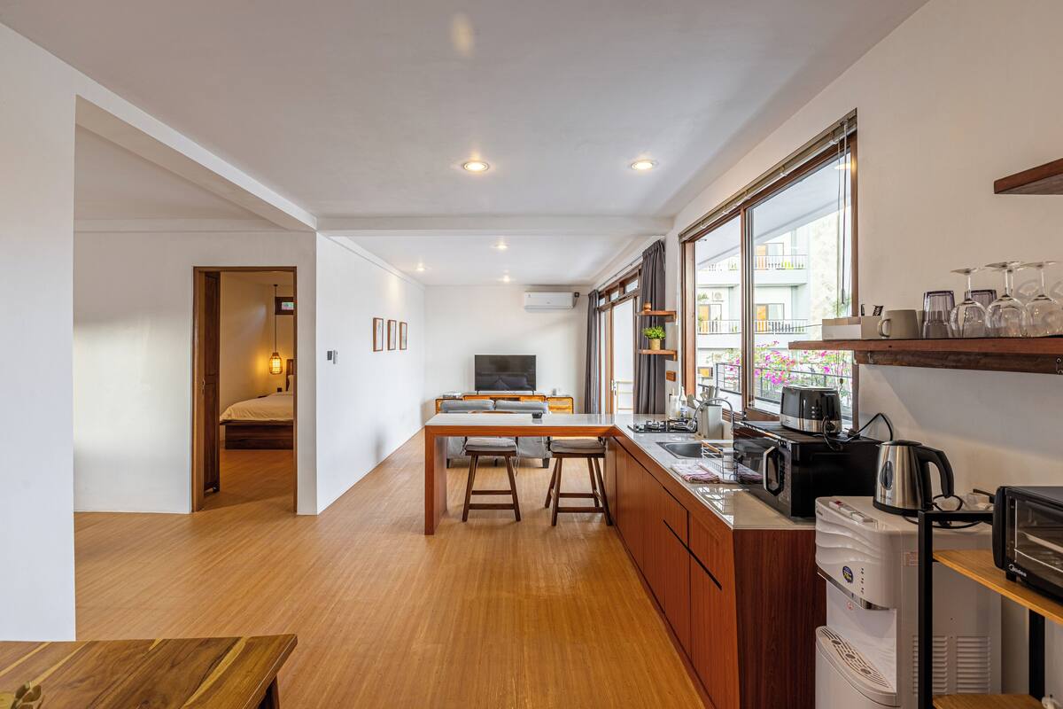 Apartemen Premium, 1 Tempat Tidur King, balkon, pemandangan kebun | Meja kerja, ruang kerja ramah laptop, dan setrika/meja setrika