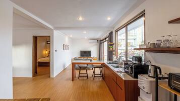 Premium appartement, 1 kingsize bed, balkon, uitzicht op tuin | Individueel gemeubileerd, een bureau, een laptopwerkplek