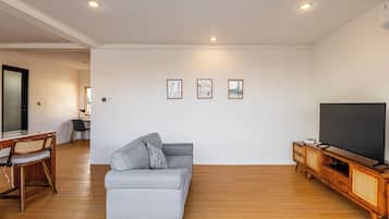 Apartemen Premium, 1 Tempat Tidur King, balkon, pemandangan kebun | Area keluarga