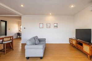 Premium Apartment, 1 King Bed, Balcony, Garden View | Living area - SNUG Kuta (Badung)