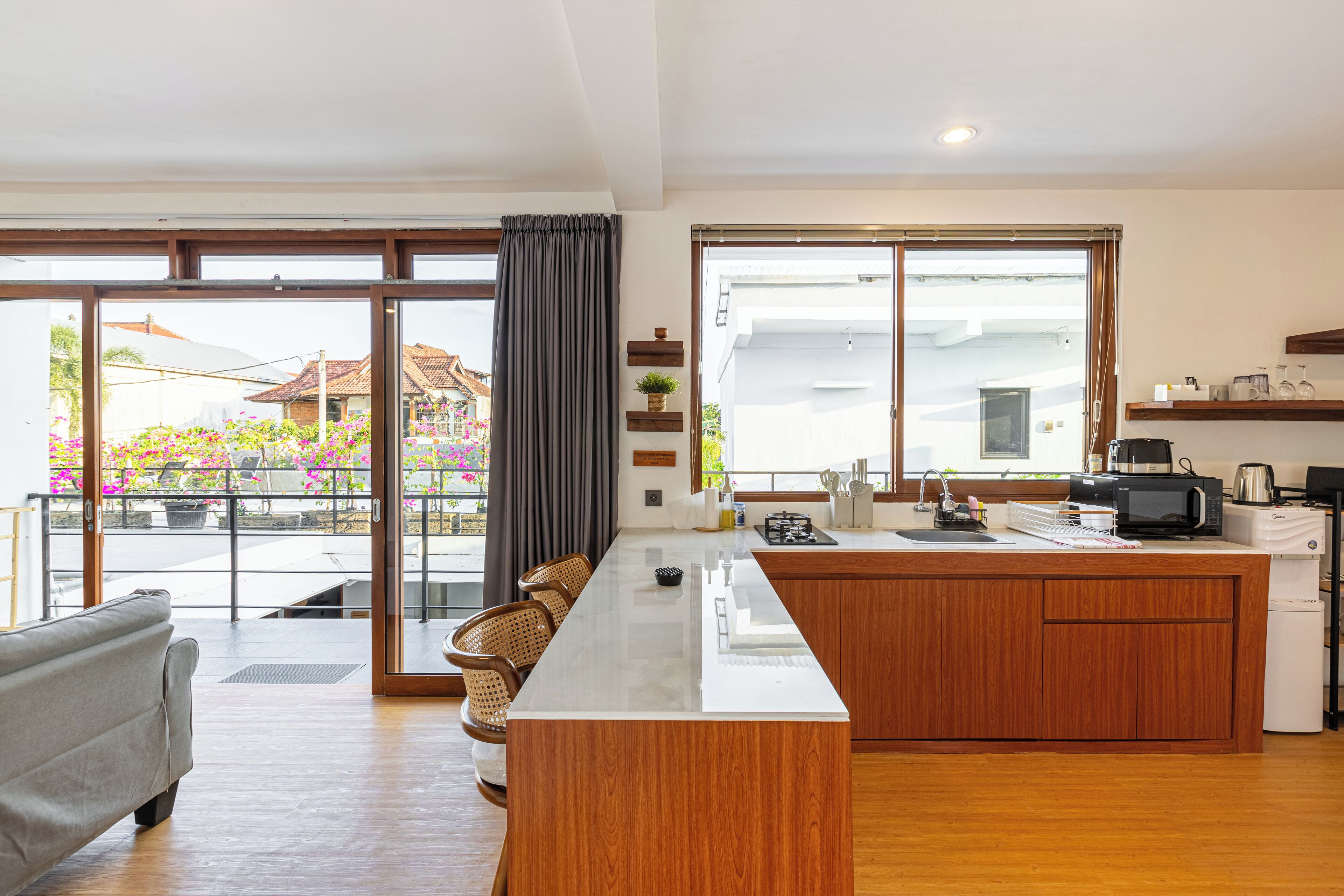 尊榮公寓, 1 張特大雙人床, 陽台, 花園景觀 | 起居區