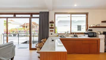 Apartemen Premium, 1 Tempat Tidur King, balkon, pemandangan kebun | Area keluarga