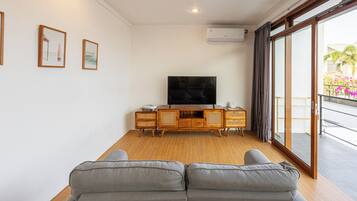 Apartemen Premium, 1 Tempat Tidur King, balkon, pemandangan kebun | Area keluarga