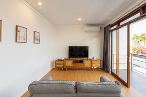 Premium Apartment, 1 King Bed, Balcony, Garden View | Living area