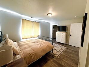 Iron/ironing board, WiFi, bed sheets - Cozy Stay in Wine Country (Independence)