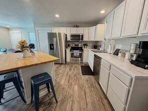 Private kitchen - Cozy Stay in Wine Country (Independence)