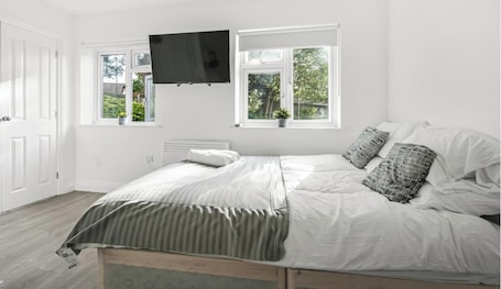 1 bedroom, iron/ironing board, free WiFi, bed sheets. Modern Studio with En-Suite & Kitchenette - Norwood Junction - Kings Road 3