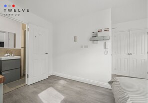 1 dormitorio, tabla de planchar con plancha, wifi gratis y ropa de cama