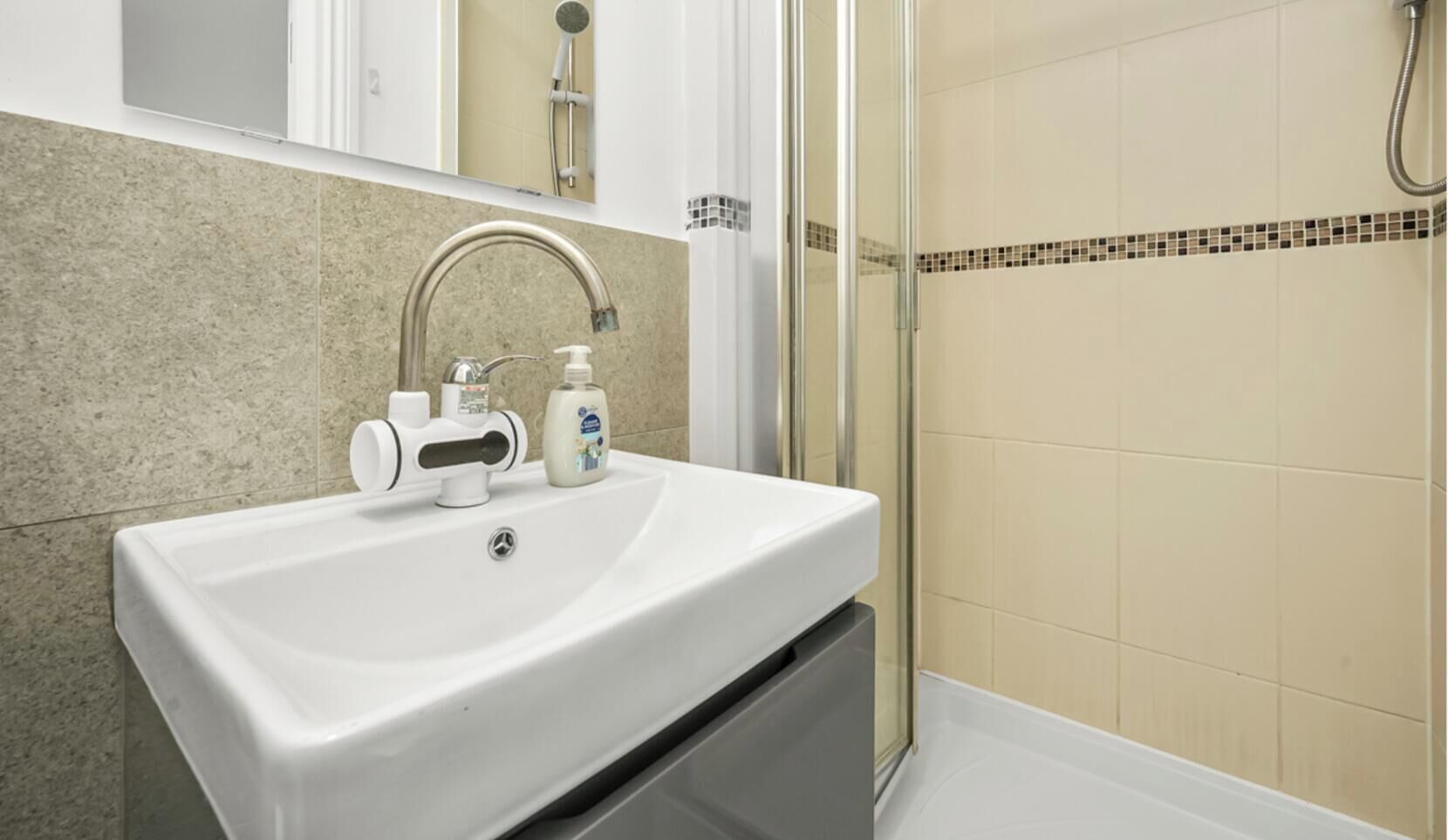 Ducha, secador de pelo, toallas y jabón