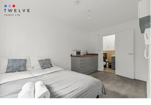 1 dormitori, planxa i posts de planxar, wifi gratuïta i roba de llit