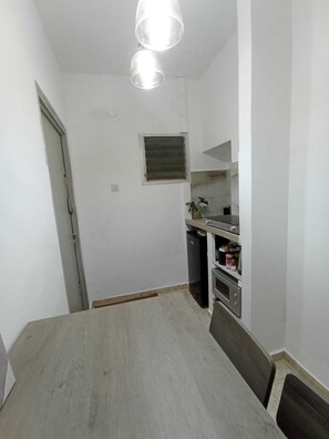 Dining - 1-bedroom, AC, Wifi, 10 minutes from Rashbi, 3 minutes from Safed Old City (Safed)