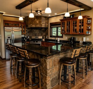 Private kitchen - Lakefront Lodge near Pictured Rocks – Peaceful, with Kayaks and Pizza Ovens (Wetmore)