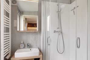 Douche, séchoir à cheveux, serviettes fournies