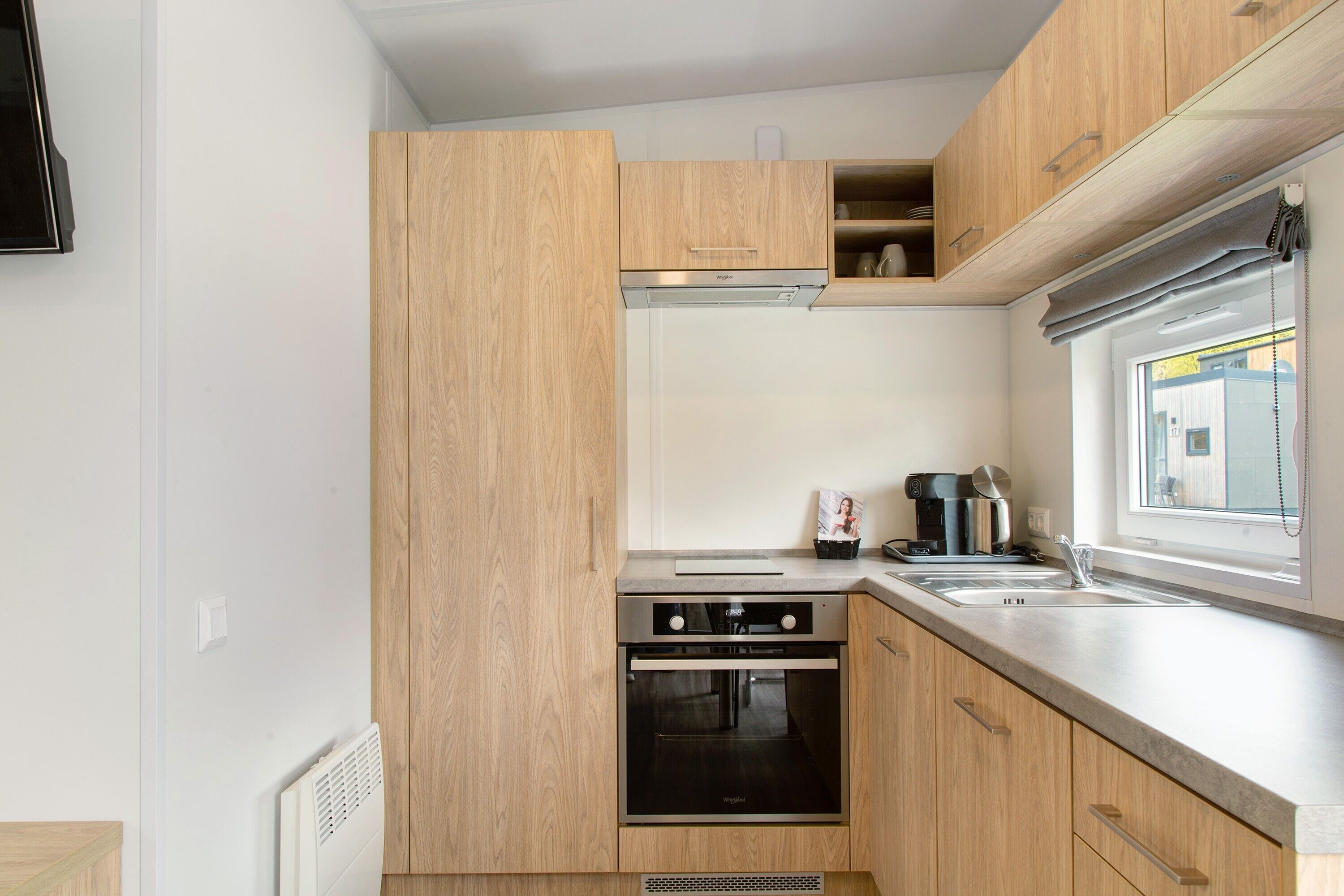 Fridge, oven, stovetop, coffee/tea maker