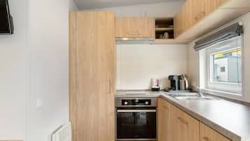 Fridge, oven, stovetop, coffee/tea maker