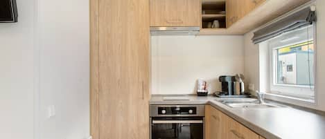 Fridge, oven, stovetop, coffee/tea maker