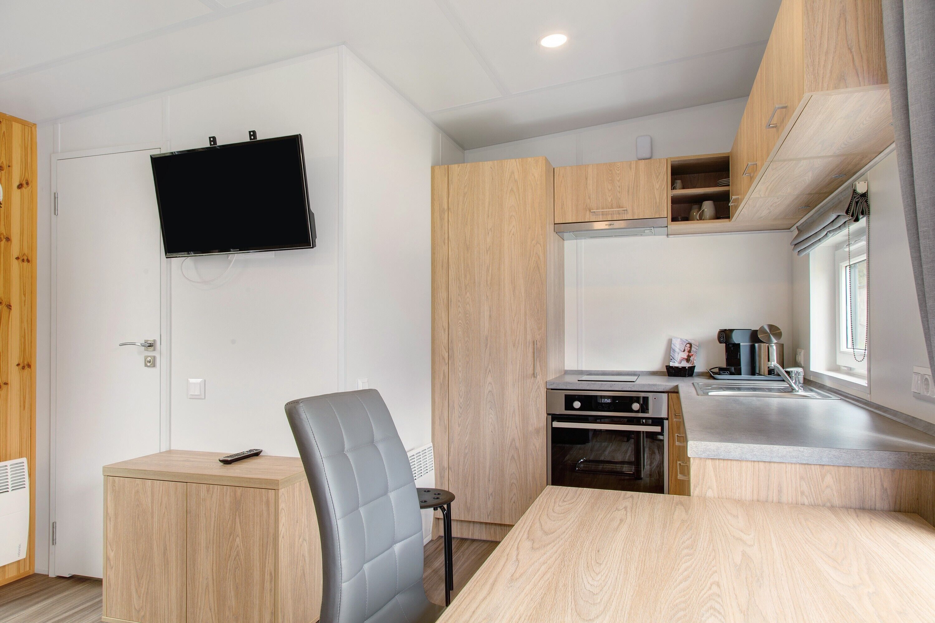 Fridge, oven, stovetop, coffee/tea maker