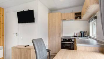 Fridge, oven, stovetop, coffee/tea maker