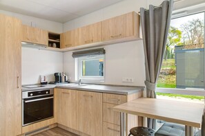 Kühlschrank, Ofen, Herdplatte, Wasserkocher mit Kaffee-/Teezubehör