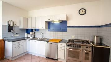 Frigorifero, forno, piano cottura, lavastoviglie