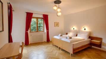 Schreibtisch, BĂŒgeleisen/BĂŒgelbrett, kostenloses WLAN, BettwĂ€sche