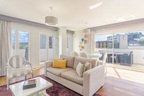 Smart TV, books - Q.Vitória PentHouse, by Pausa Holiday Rentals (Funchal)