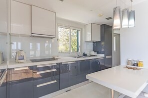 Fridge, microwave, oven, stovetop - Q.Vitória PentHouse, by Pausa Holiday Rentals (Funchal)
