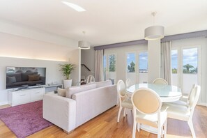 Smart TV, books - Q.Vitória PentHouse, by Pausa Holiday Rentals (Funchal)