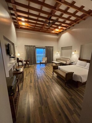 Single Room | In-room safe, blackout curtains, iron/ironing board, free WiFi