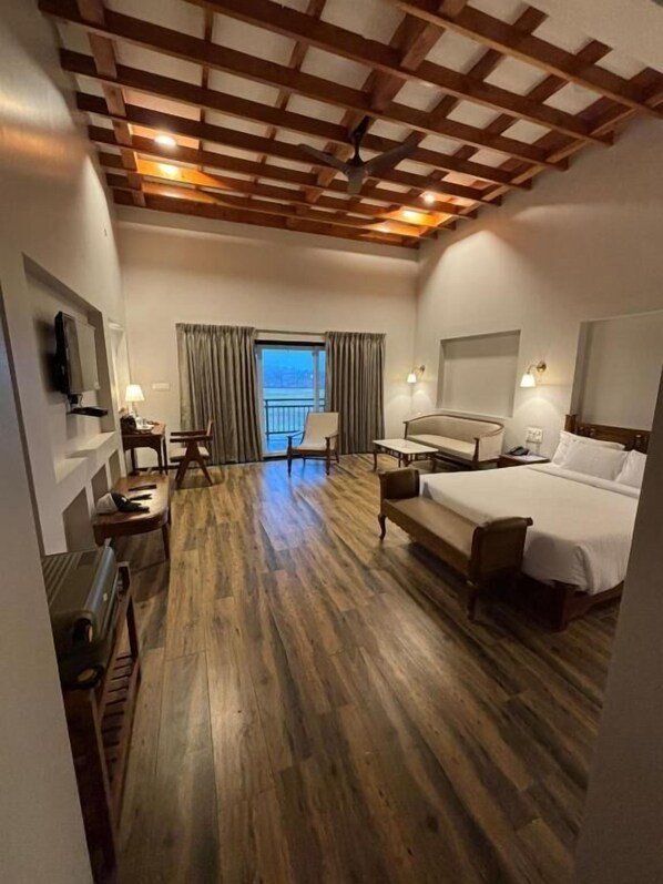 خزنة داخل الغرفة وستائر تعتيم ومكواة/لوح كي وواي فاي مجانًا