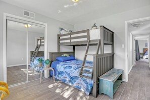 Free WiFi - Vibrant Coastal Cottage with Pool (Indian Harbour Beach)