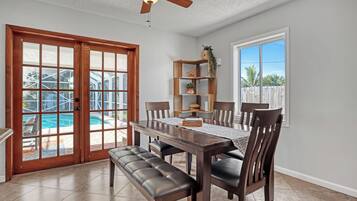 Apartment, 3 Bedrooms, Garden View | Dining
