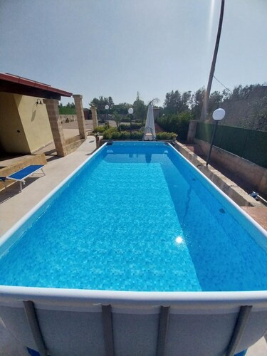 Chiarello cottage with large garden and swimming pool, 2 km from the sea and 1 km from the village