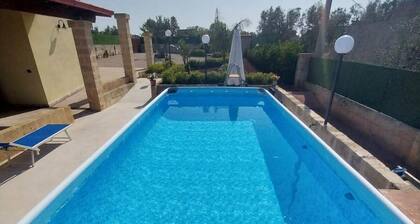 Chiarello cottage with large garden and swimming pool, 2 km from the sea and 1 km from the village